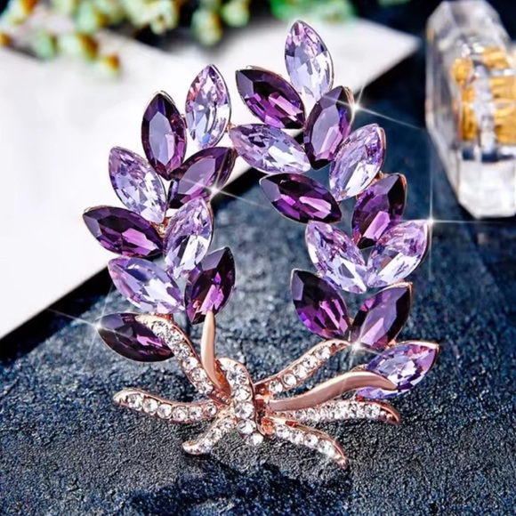 Jewelry - Elegant Purple Crystal Brooch